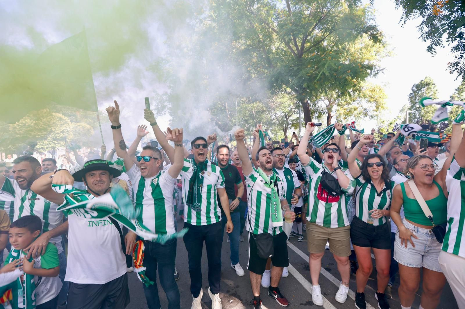 Barcelona Atlétic-Córdoba CF | El recibimiento al equipo de la afición cordobesista, en imágenes