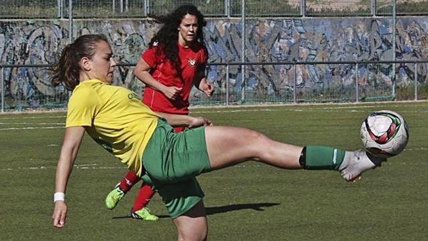 Una jugadora zamorana golpea el balón.