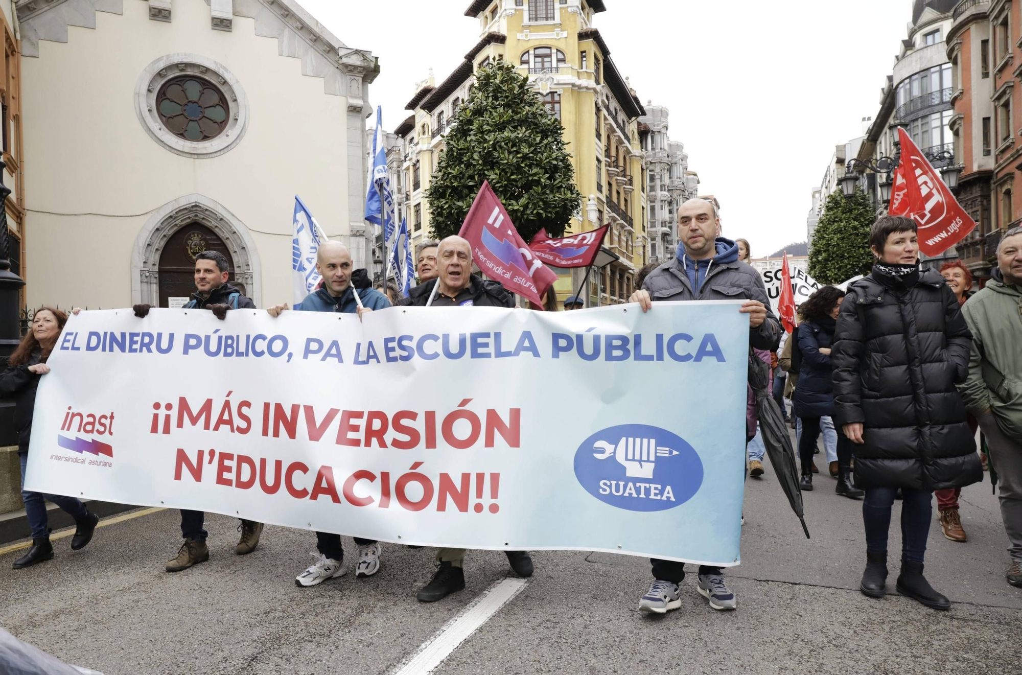 EN IMÁGENES: Así fue la manifestación en defensa de la enseñanza pública asturiana en Oviedo