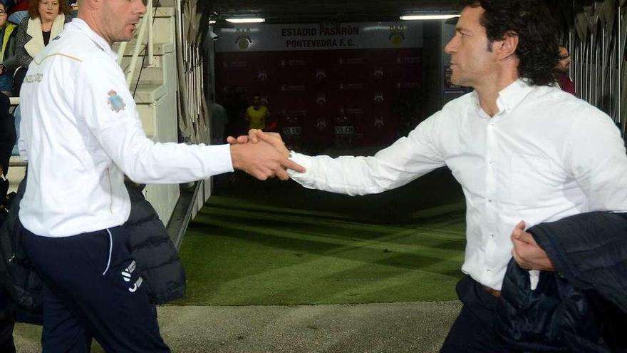 Fredi Álvarez y Luisito saludándose en el partido de la primera vuelta disputado en Pasarón entre Boiro y Pontevedra. // Rafa Vázquez