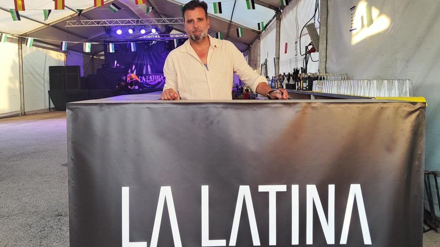 Adolfo Álvarez en su caseta La Latina.