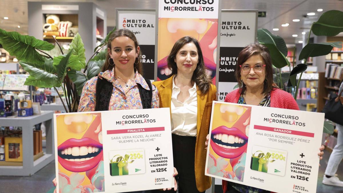 Po la derecha, Ana Rosa Rodríguez Pérez y Sara Vera Kozel Álvarez, ganadoras del I concurso de microrrelatos