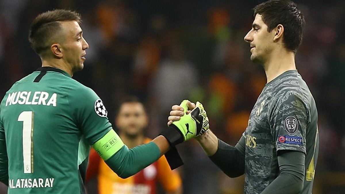 Muslera y Courtois se saludan tras un partido de Champions en 2019