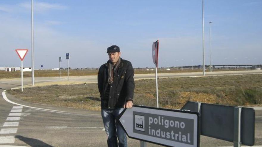 El alcalde posa junto al polígono industrial La Marina.