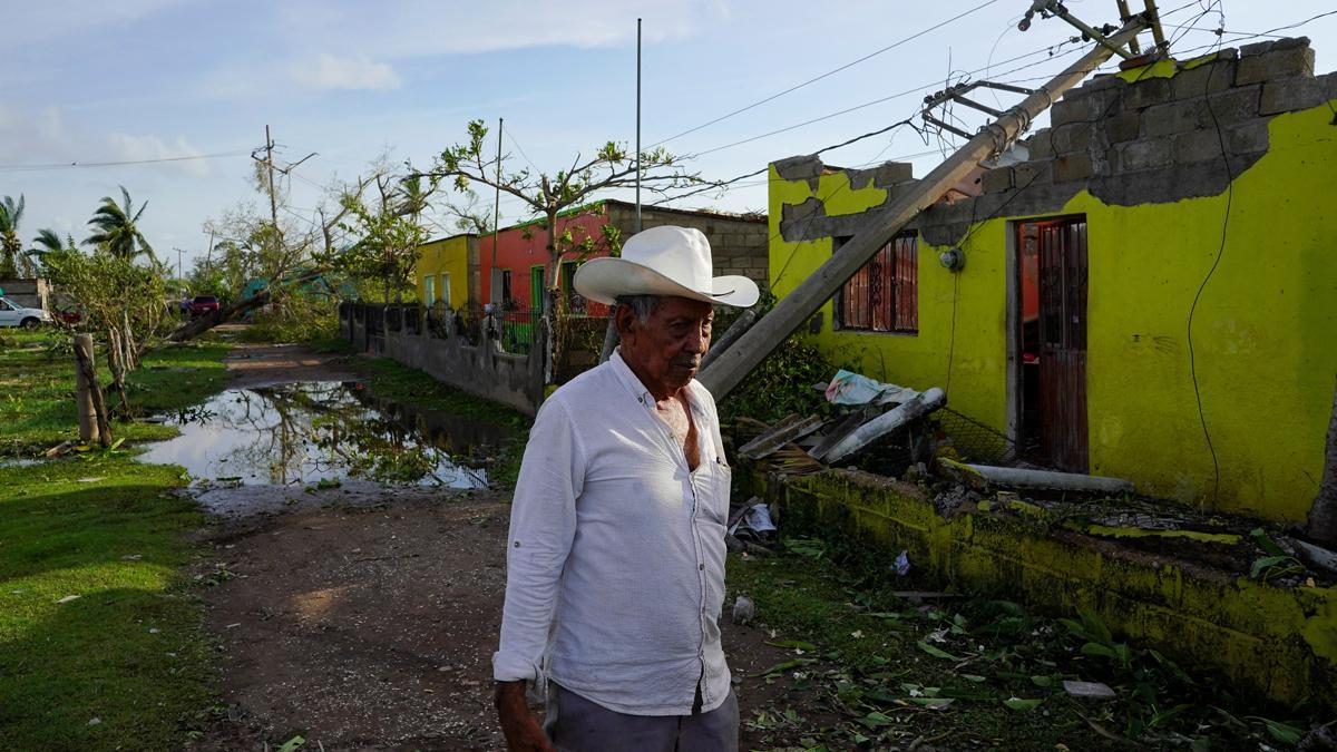 El huracán Roslyn azota la costa de México en el Pacífico