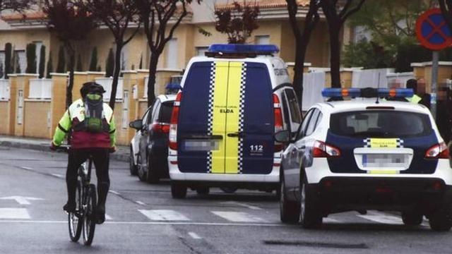 Vehículos policiales de Elda desplegados el día del accidente donde vivía el conductor.