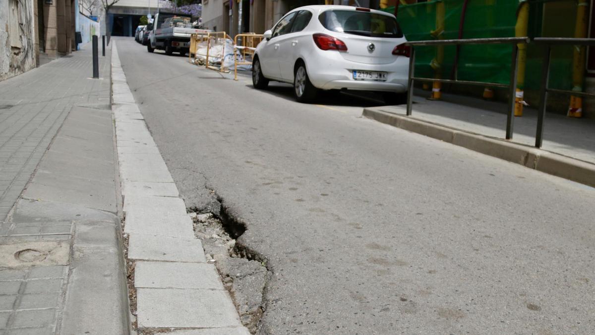 Asfalto en mal estado en una calle del centro de Badalona