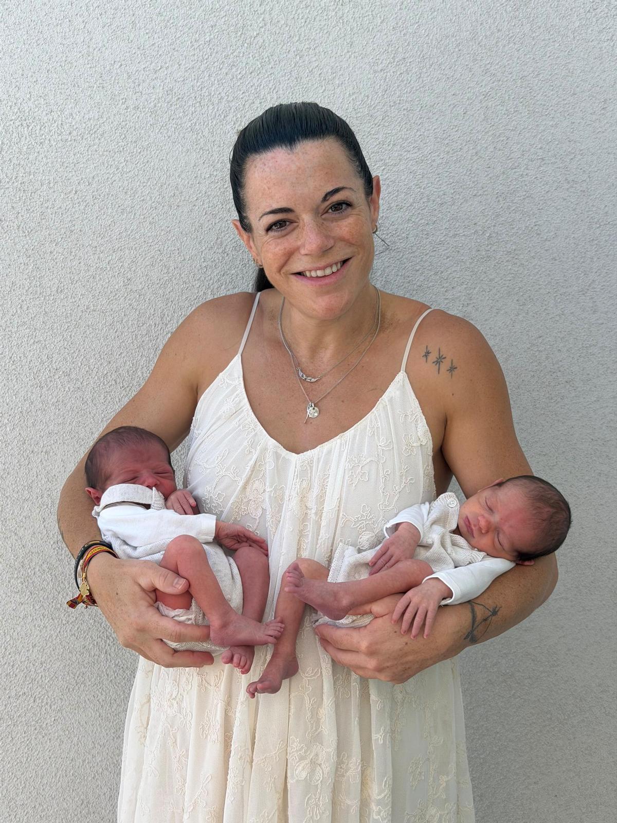 Laura Pedruelo, con Lucas y Mateo Benavides