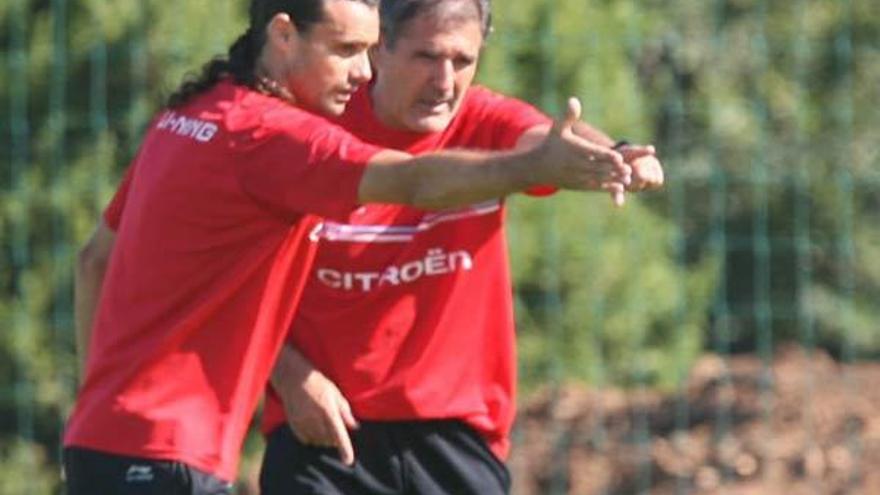 Sergio Ortega conversa en un entrenamiento con Paco Herrera