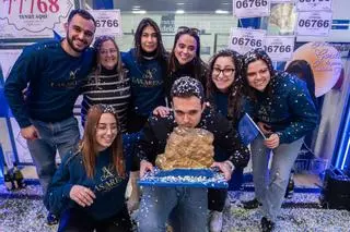 El lotero de Las Arenas que ha vendido el segundo premio de El Niño: "El primer premio es mi hijo, que nació el día 2"