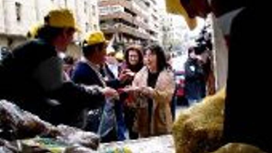 Reparto de patatas en Badajoz en contra de los bajos precios