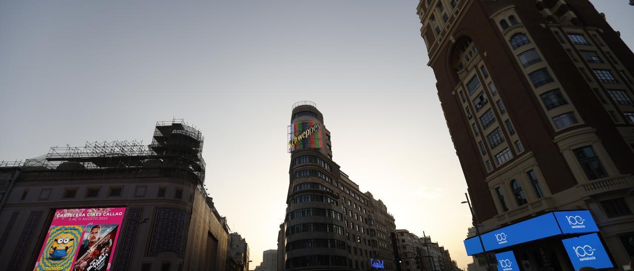 Edificios en Madrid con pocos luminosos encendidos