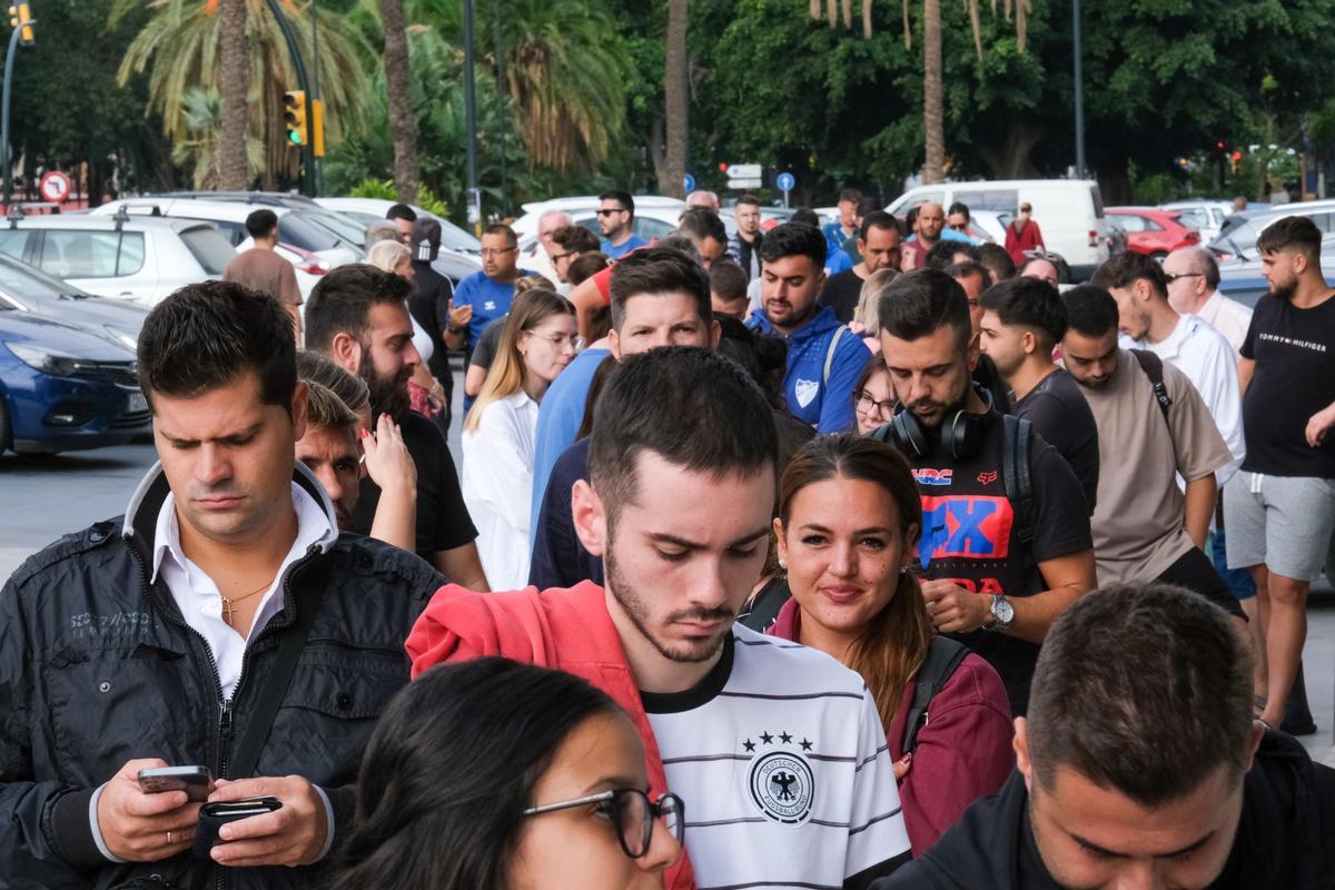 Colas en La Rosaleda para comprar una entrada para ir al Colombino