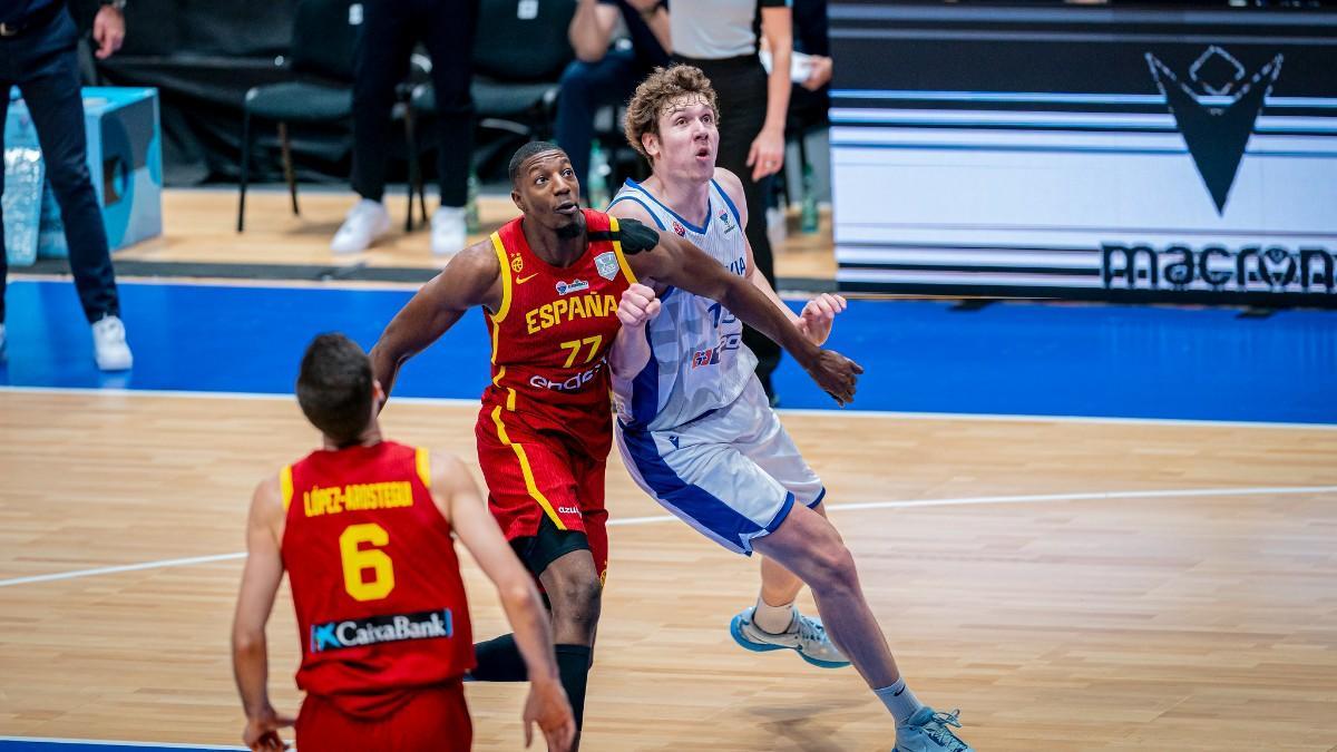 Yankuba Sima, en la lucha por un rebote ante Eslovaquia