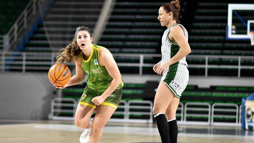 Lucía Fontela avanza hacia la canasta del Azulmarino Palma.