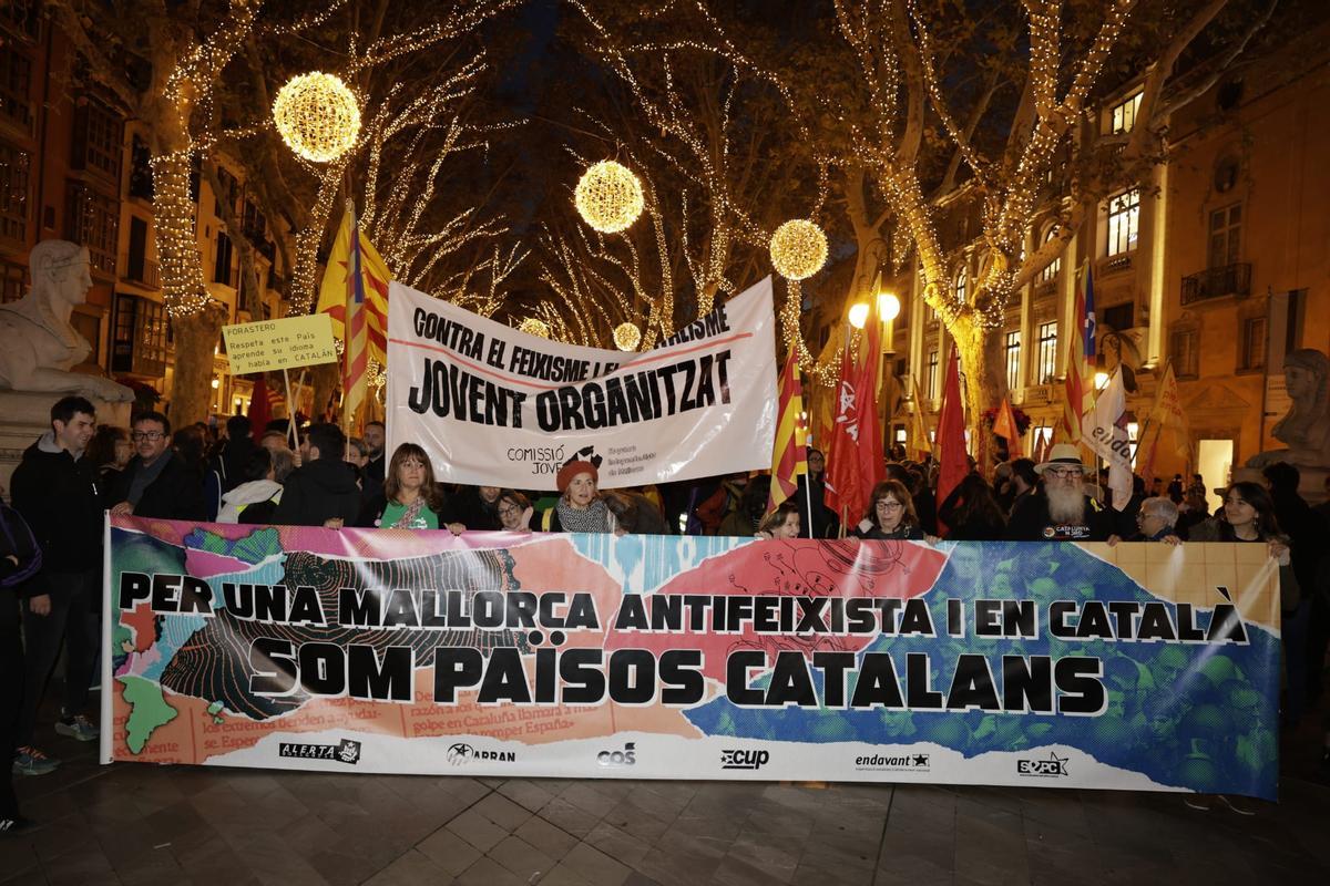 Más de un millar de personas marchan por el centro de Palma para reivindicar una Mallorca antifascista y en catalán