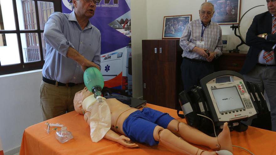 Simulacro de intubación a un niño.