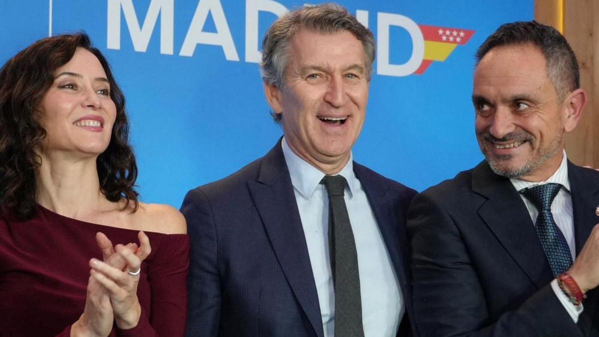 La presidenta de la Comunitat de Madrid, Isabel Díaz Ayuso;  el líder del PP, Alberto Núñez Feijóo, i l’alcalde de Móstoles, Manuel Bautista.