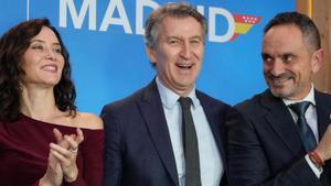 La presidenta de la Comunitat de Madrid, Isabel Díaz Ayuso;  el líder del PP, Alberto Núñez Feijóo, i l’alcalde de Móstoles, Manuel Bautista.