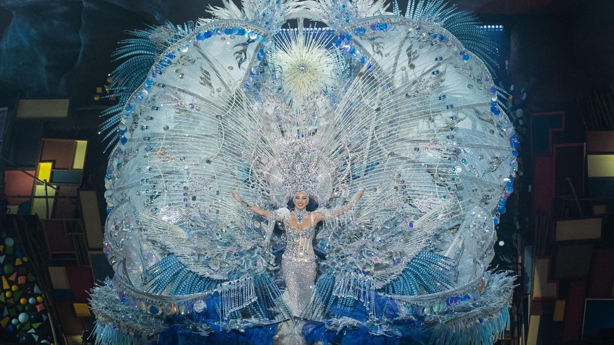 Desfile de las candidatas en la Gala de la Reina del Carnaval de Santa Cruz de Tenerife 2025