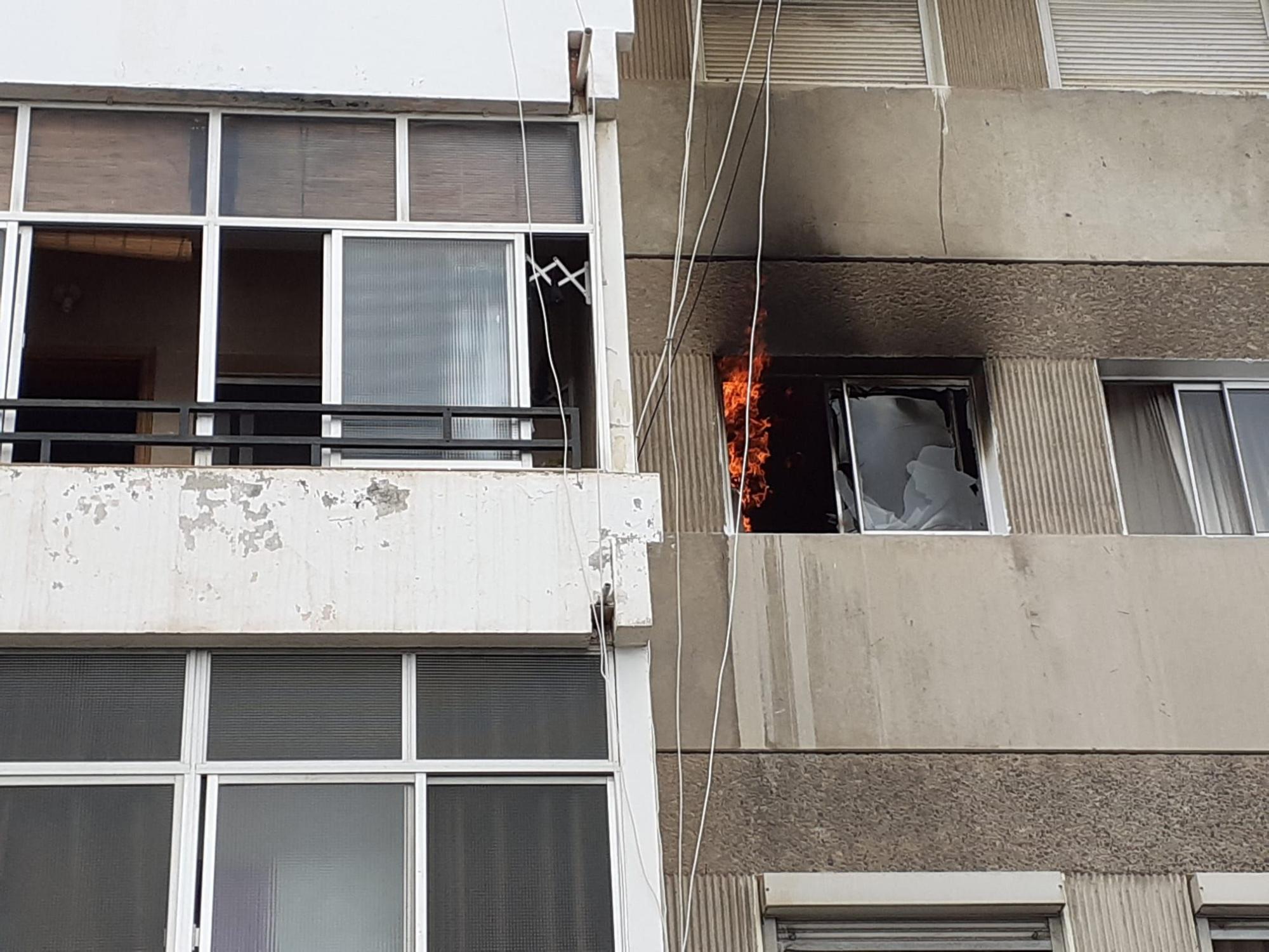 Una persona afectada por inhalación de humo en un incendio en La Paterna