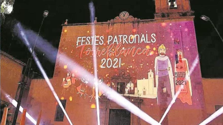 La Crida se proyectó sobre la fachada de la iglesia de Torreblanca.