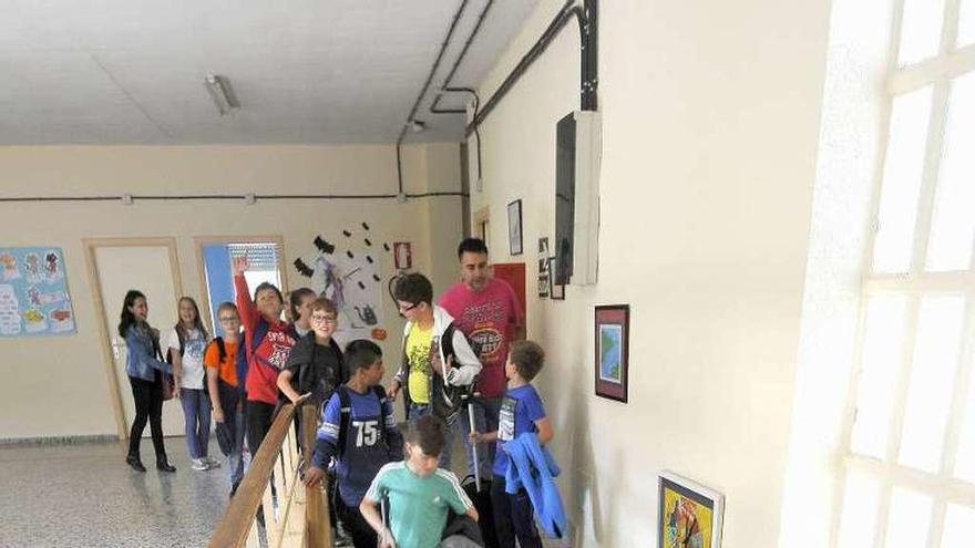 Alumnos saliendo de clase en un colegio español. // Efe