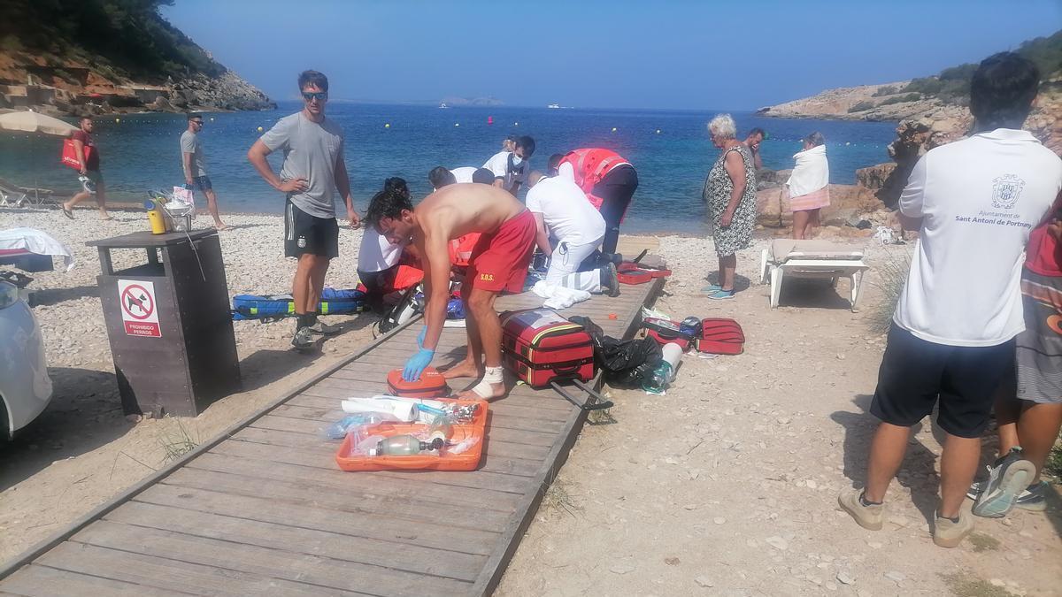 Los socorristas salvan la vida de un hombre en una playa de Ibiza