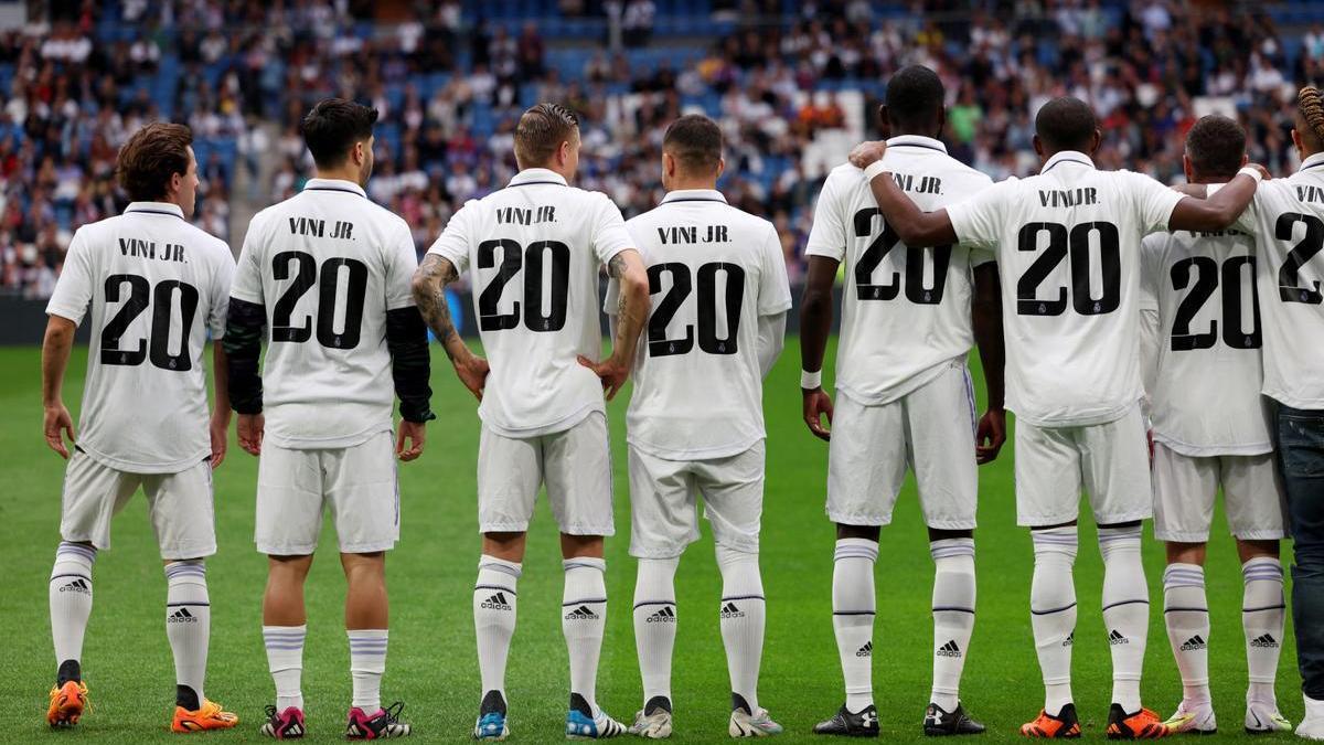 Els jugadors del Reial Madrid fan una mostra de suport a Vinícius abans del partit