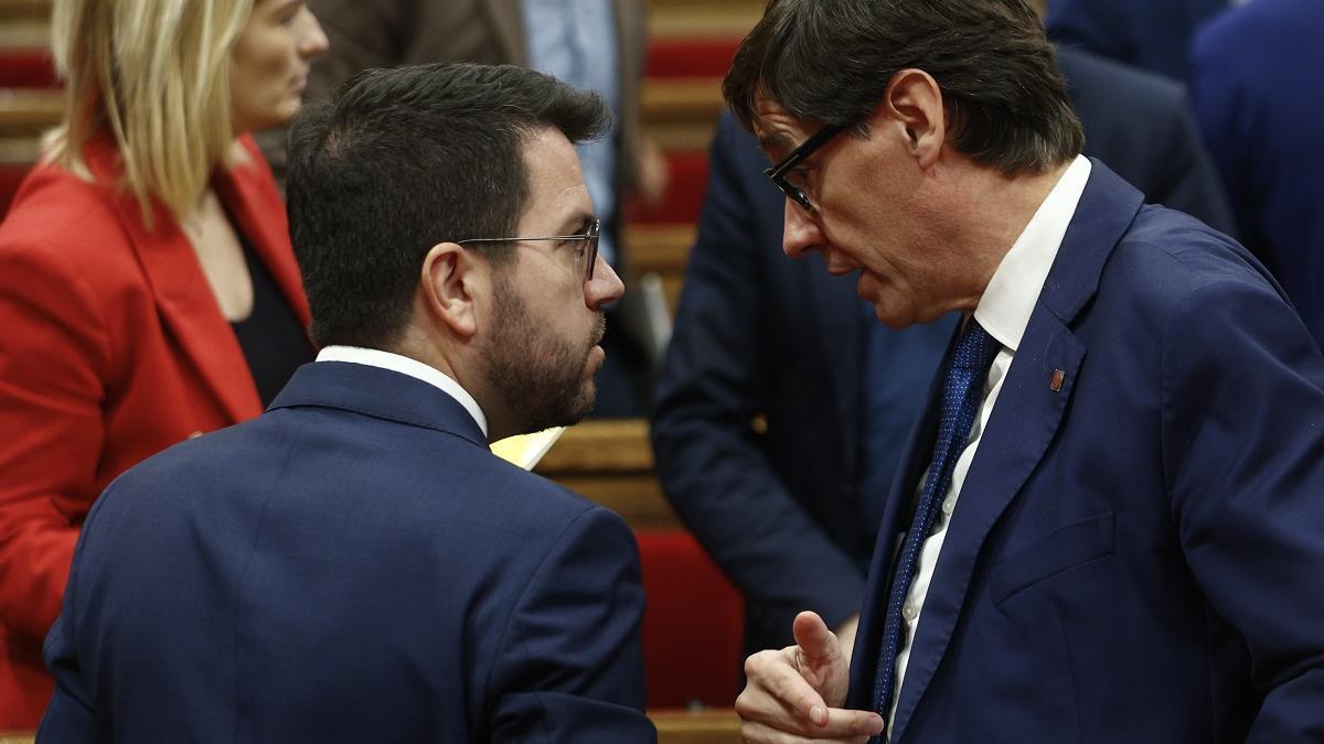 El president Pere Aragonès y el líder del PSC, Salvador Illa, en el Parlament.