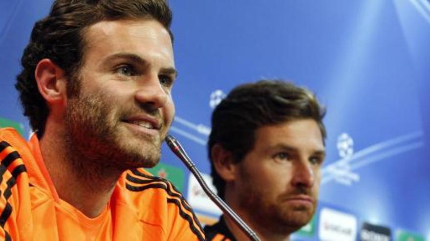 Juan Mata, con Villas-Boas, en la rueda de prensa.