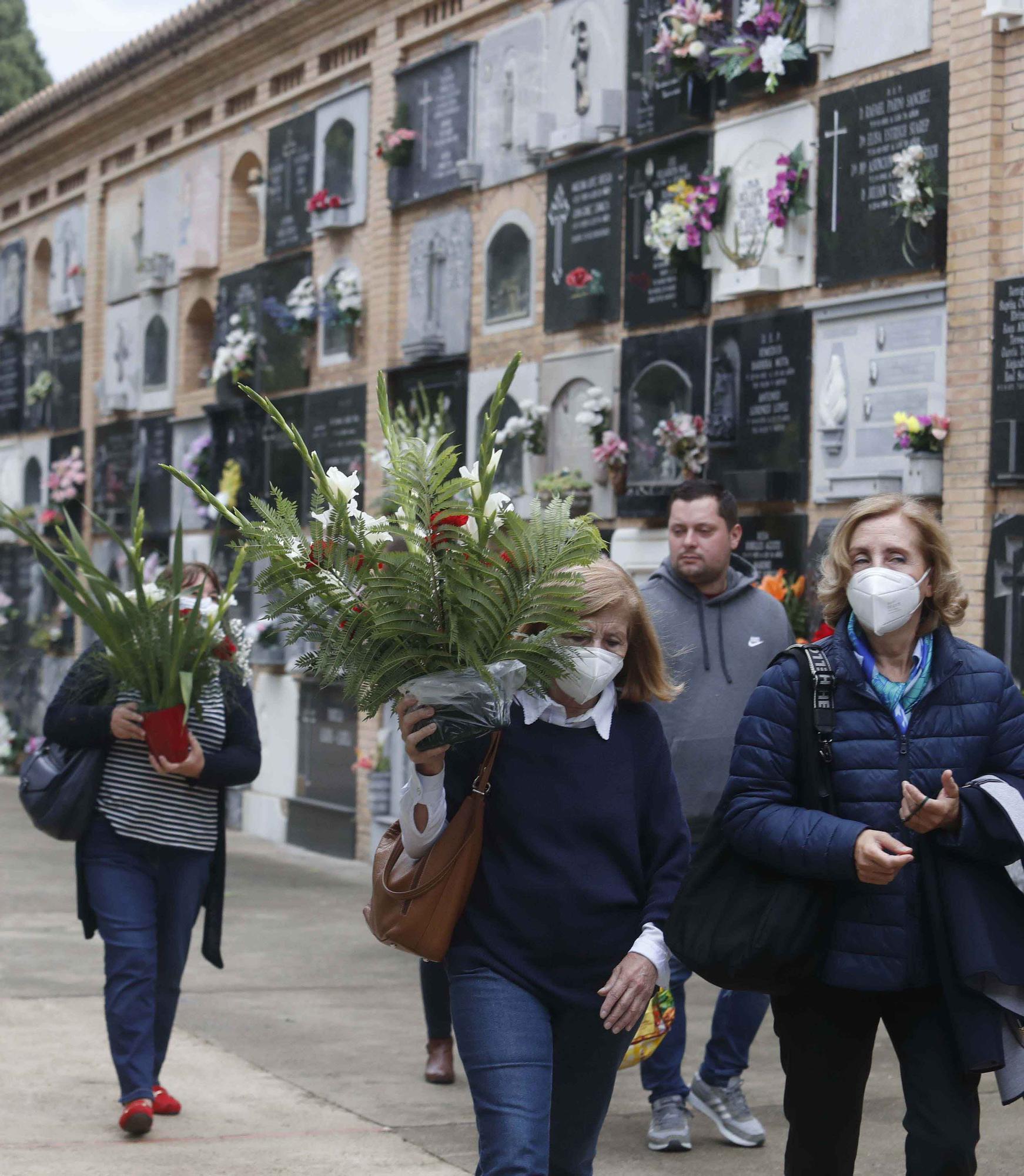 Masiva presencia en los cementerios en vísperas de Todos los Santos