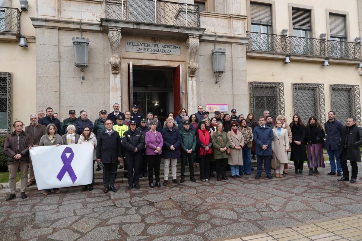 Minuto de silencio en la Delegación del Gobierno en Extremadura, en Badajoz.