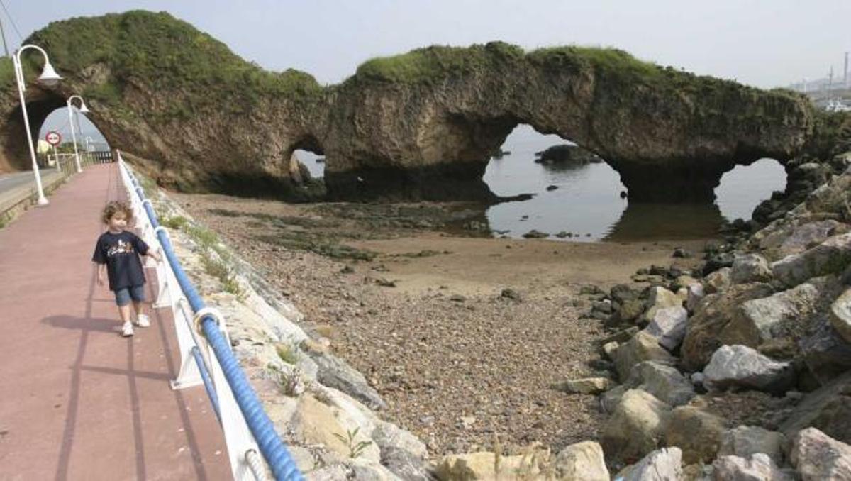 Un niño, caminando por el paseo en las inmediaciones de la peña del Caballo.