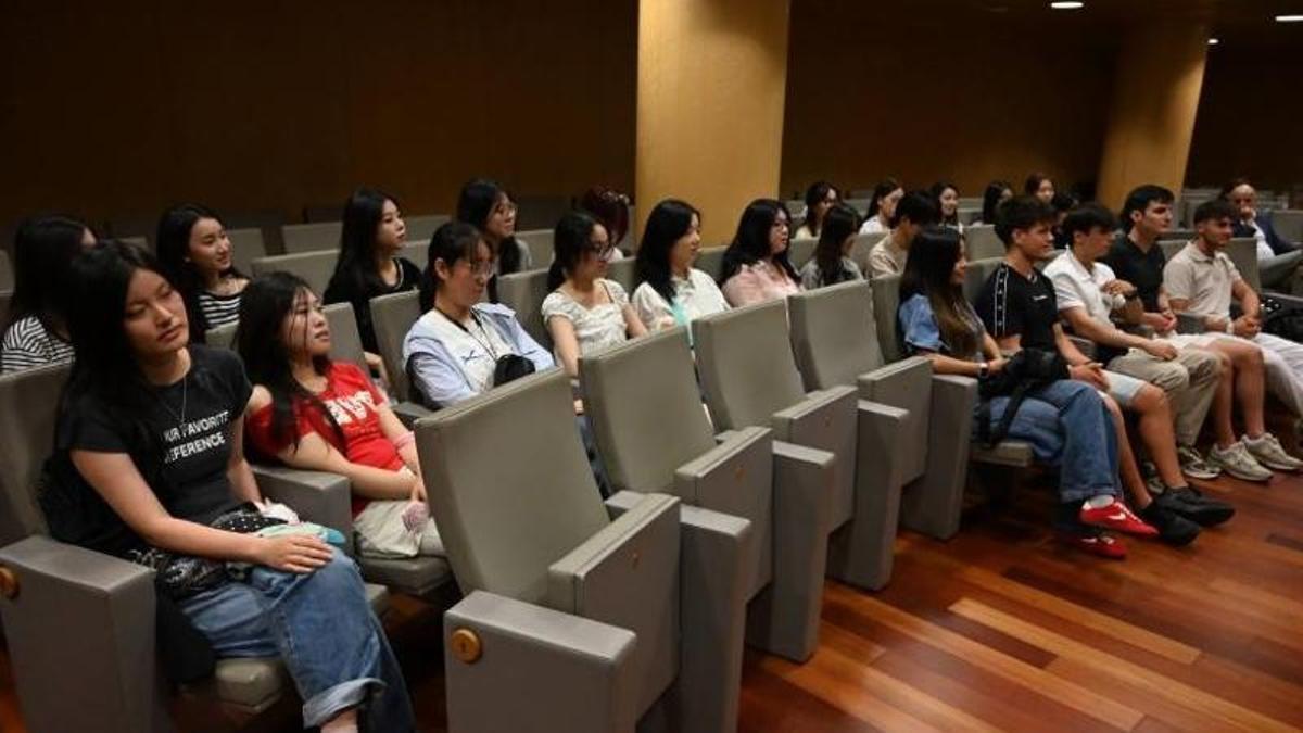 Los estudiantes chinos durante la presentación este lunes