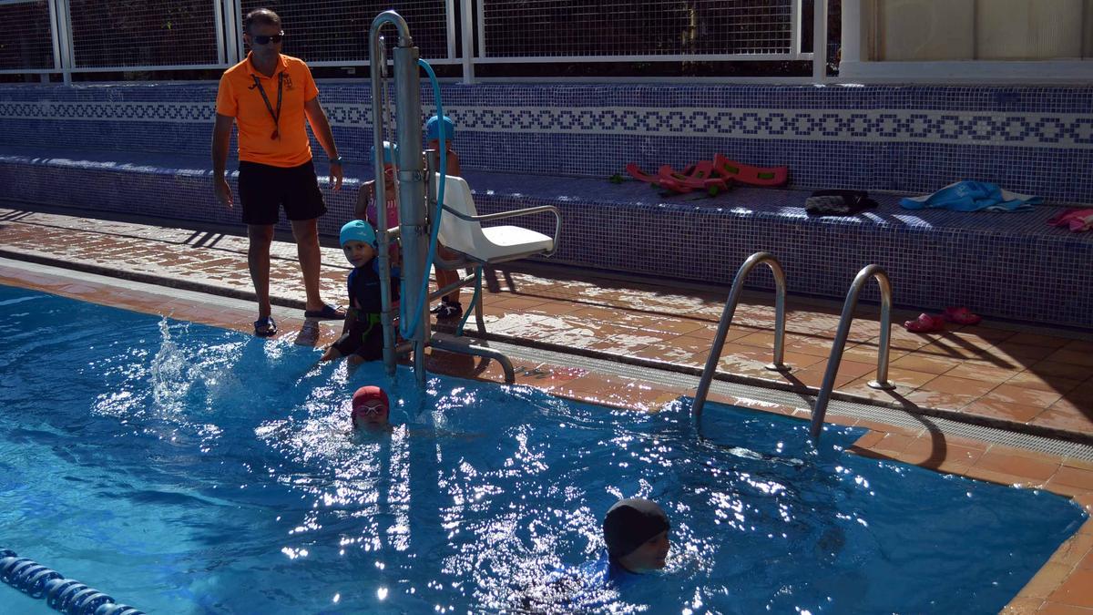 Una de las actividades acuáticas realizadas en ediciones anteriores en la piscina climatizada de Benavente. / E. P.