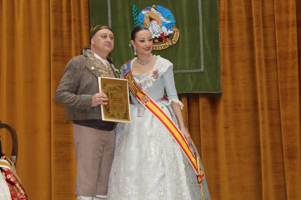 Intercambio de fotos con la fallera mayor e imposición de bunyols d'or