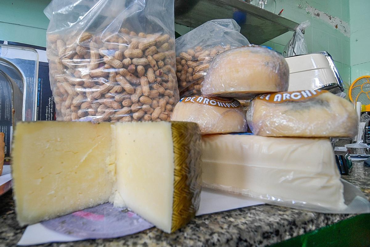 Los quesos se sirven en papel.