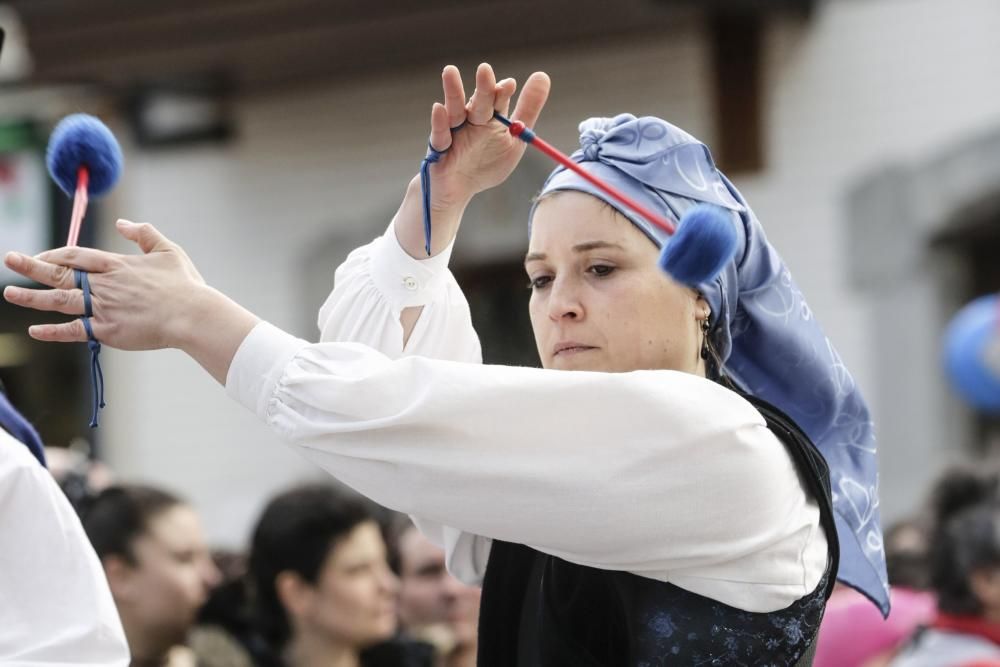 Desfile en Pola de Siero para celebrar los Güevos Pintos