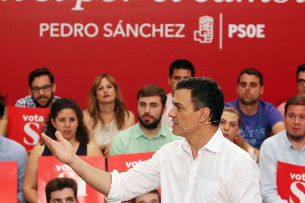 Pedro Sánchez concluye su jornada de campaña en Málaga con un mitin en la Facultad de Derecho de la universidad malagueña.