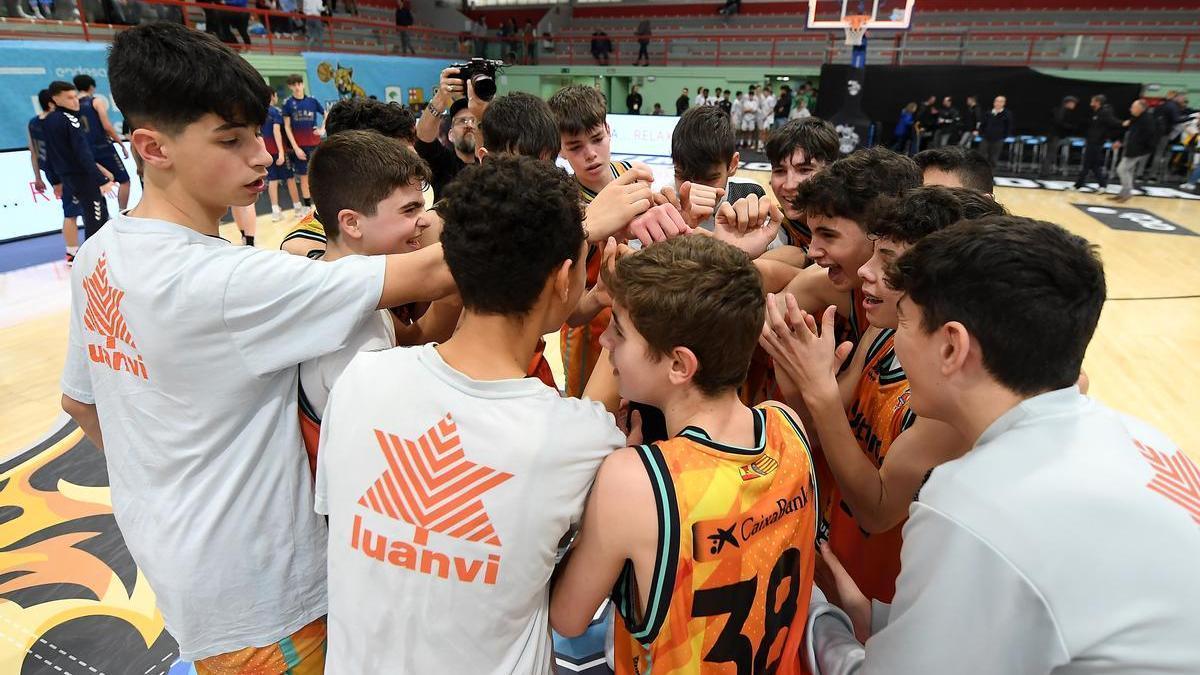 Celebración de los jugadores del Infantil A del Valencia Basket