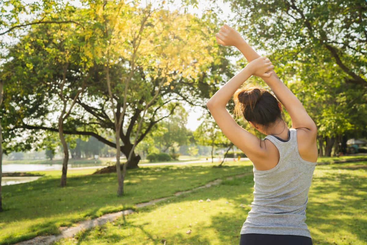 La práctica de ejercicio mejora la salud cardiovascular y la concentración de colesterol y triglicéridos en sangre.