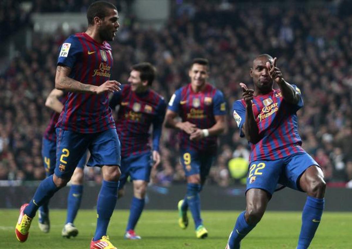 Abidal celebra el segundo gol del Barcelona ante el Real Madrid en el Bernabéu.