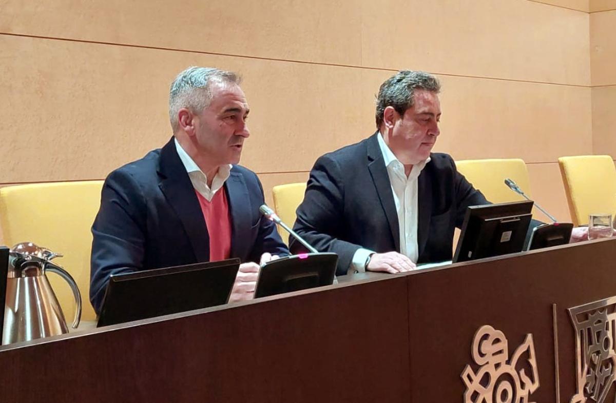 Los síndics de PP y Vox, Miguel Barrachina y José María Llanos, comparecen para anunciar la petición de una comisión de investigación sobre el sector público