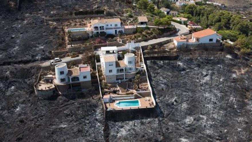 Vista aérea del Cabo de Sant Antoni calcinado tras el incendio