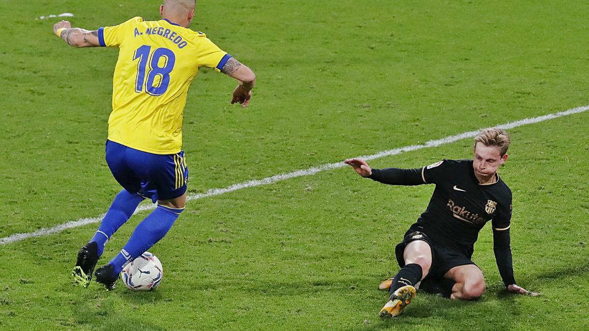 Negredo regatea a De Jong antes de marcar el segundo gol del Cádiz. | Jon Nazca / Reuters