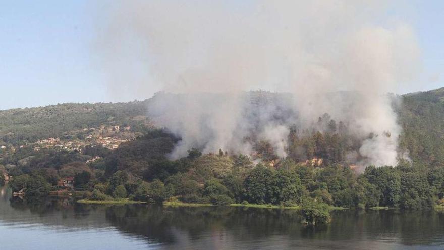 Vista del fuego en Villariño, Pereiro de Aguiar, desde el otro lado del río. // Iñaki Osorio