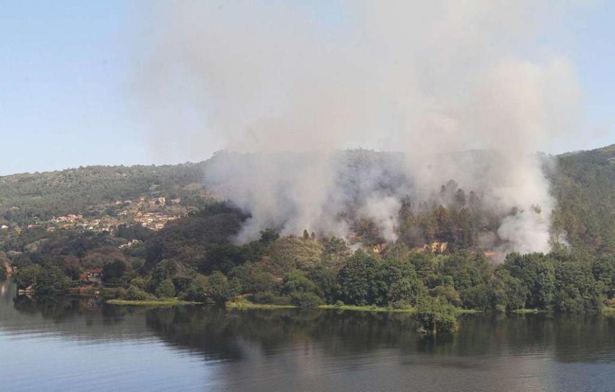Vista del fuego en Villariño, Pereiro de Aguiar, desde el otro lado del río. // Iñaki Osorio