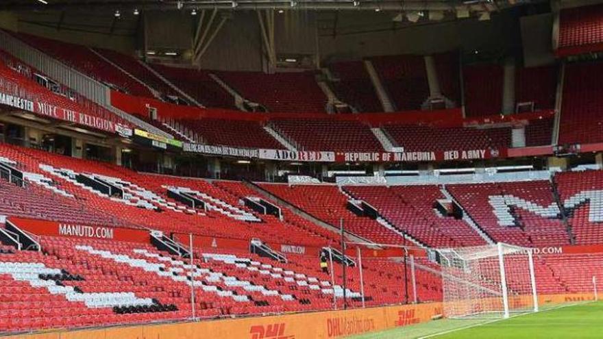 Imagen del estadio del Old Traffrod con las gradas vacías.