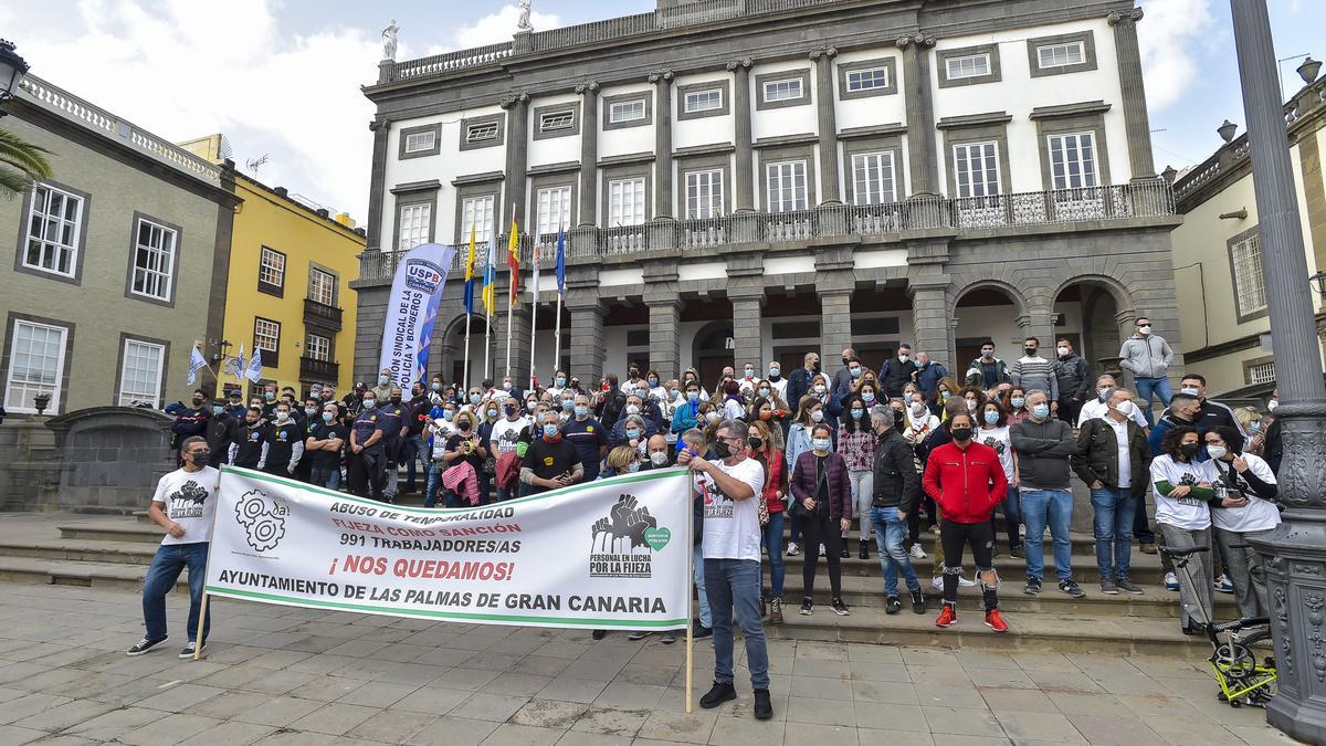 Concentración de bomberos y policías en la plaza Santa Ana